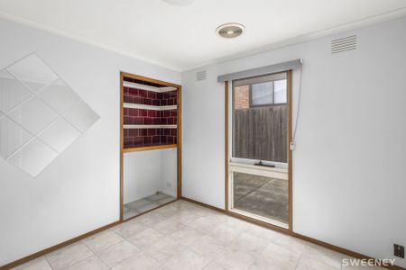 Light filled three bedroom residence in quiet location - Photo 4