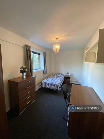 1 bedroom in a flat share to rent - Photo 2