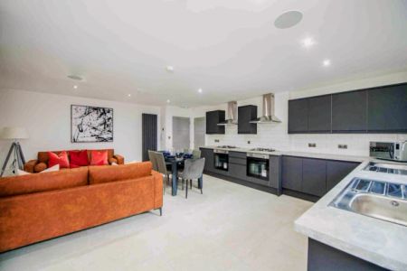 6 Beds 5 Baths - Photo 3