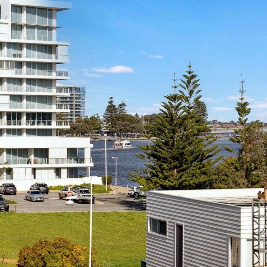 MODERN TWO-STOREY LIVING IN A GREAT MANDURAH LOCATION - Photo 1