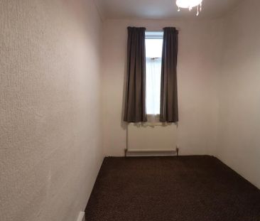 3 bedroom end of terrace house to rent - Photo 2