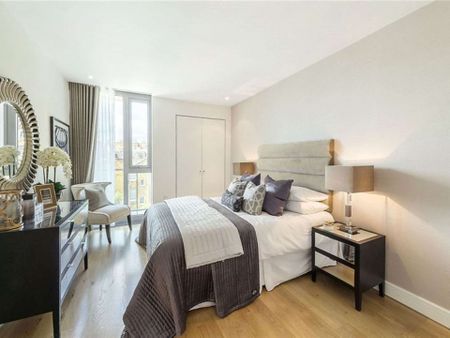 Contemporary third floor apartment with three double en suite bedrooms situated in one of the most prestigious residential buildings in London. - Photo 3