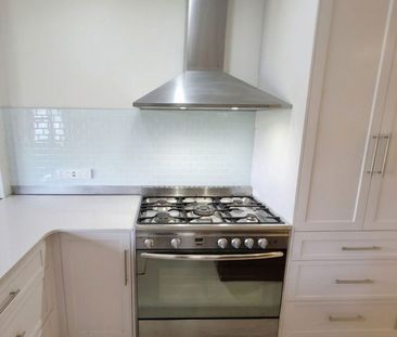 Modernised 3-Bedroom Home: Ample Workshop Garage, Chef’s Kitchen, a... - Photo 3