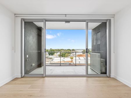 Refreshed 1 Bedroom Apartment with District Views - Photo 3