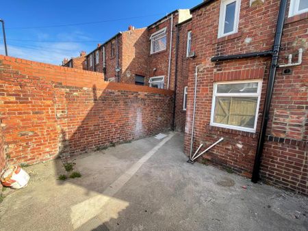 3 bedroom terraced house to rent - Photo 4