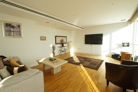 2 bedroom Penthouse to let - Photo 2