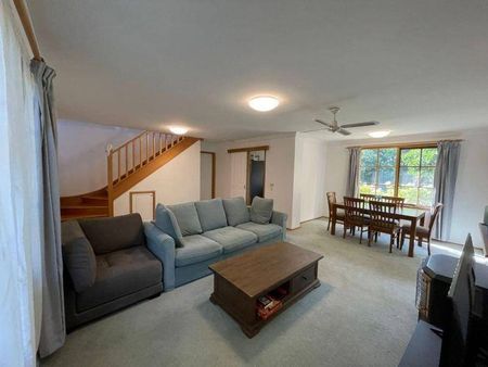 Perfect location in a beautiful area with a spacious backyard. - Photo 2