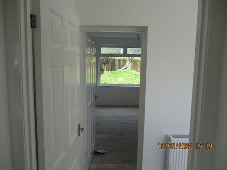 3 bedroom end of terrace house to rent - Photo 4