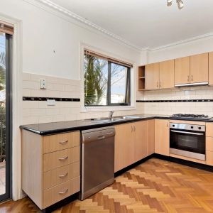 Two bedroom apartment with everything you need - Photo 2