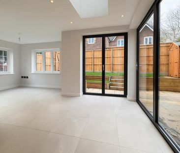 3 bedroom House To Let Total Size: 1045 SQ FT - Photo 1