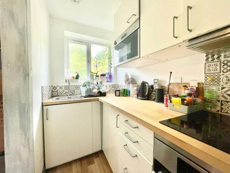 3 bedroom semi-detached house to rent - Photo 5