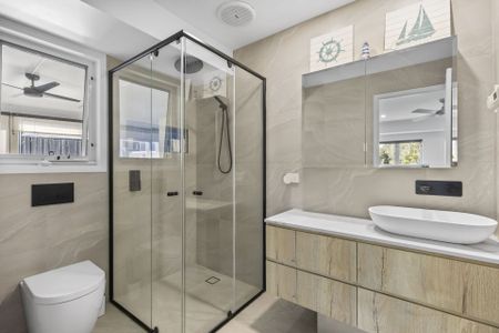 A Sunlit Family Sanctuary with Fresh Upgrades & a Sparkling Pool – Perfect for Summer - Photo 5