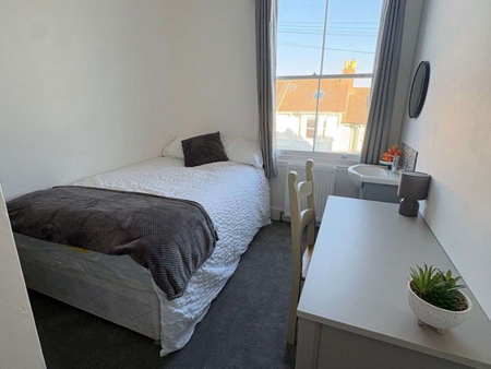 Fantastic Professional Property Room 1 - Photo 5