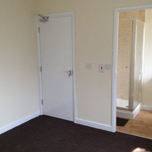 1 bed Studio - To Let - Photo 2