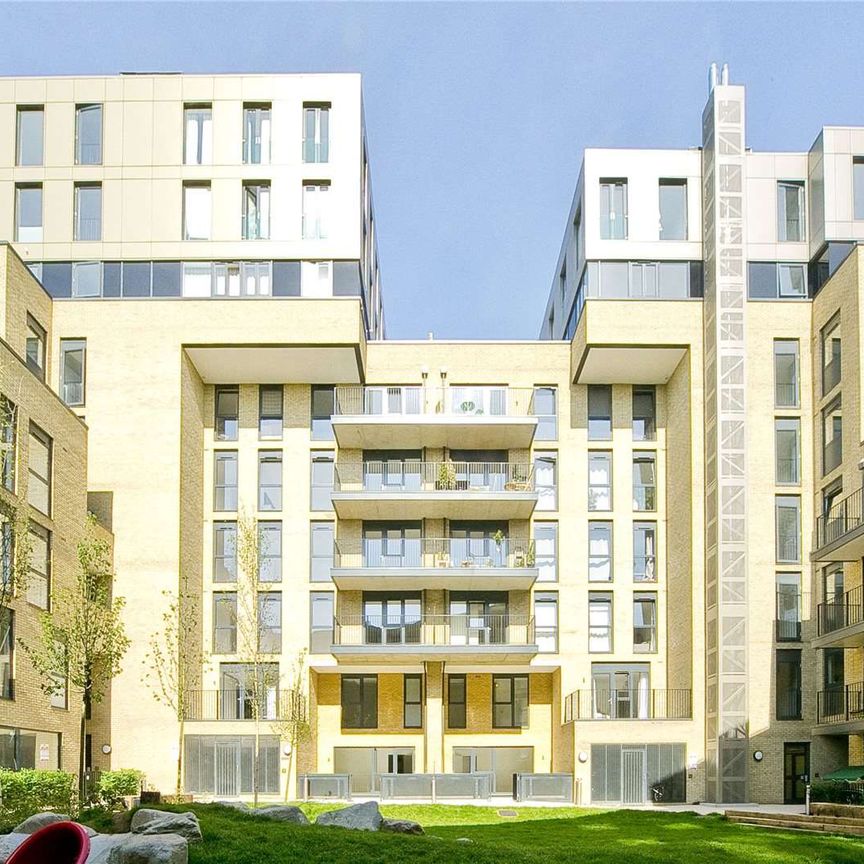 Substantial three bedroom duplex apartment with private outside space. - Photo 1
