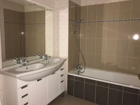 Location Maison 5 pièces 109m² - Photo 4