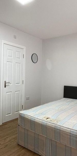 1 bedroom in a house share to rent - Photo 2