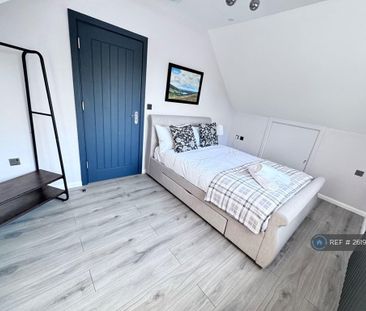 4 bedroom semi-detached house to rent - Photo 3