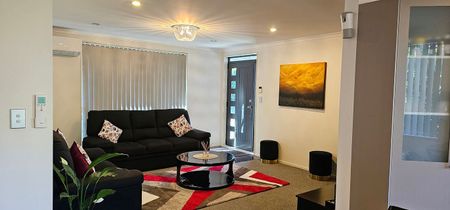 Charming 4BR Royal Heights home w/ big fenced deck - Photo 4