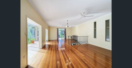 Spacious Family Home in Leafy Cul-de-sac, with Pool! - Photo 3