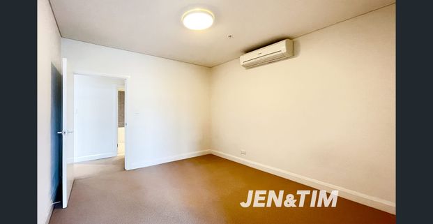 LUXURIOUS 2 BEDROOM WITH ENTERTAINER'S BALCONY - Photo 1