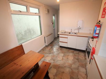 1 bedroom in a house share to rent - Photo 4