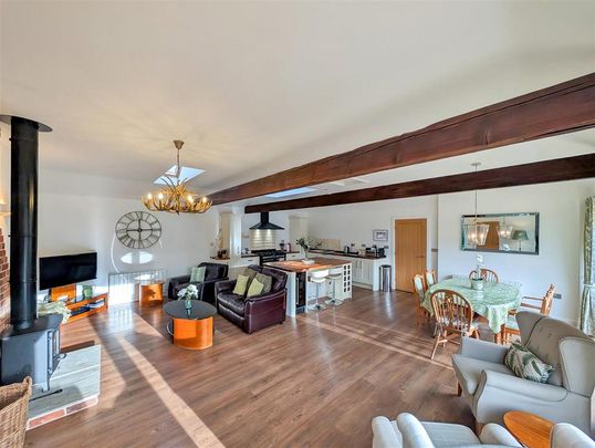 2 bedroom barn conversion to rent - Photo 1