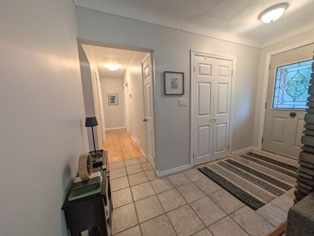 Charming 3-Bedroom Home Near The Pen Centre! - Photo 3