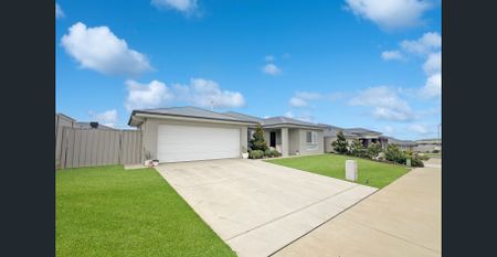 Immaculate Spacious Family Living - Photo 3