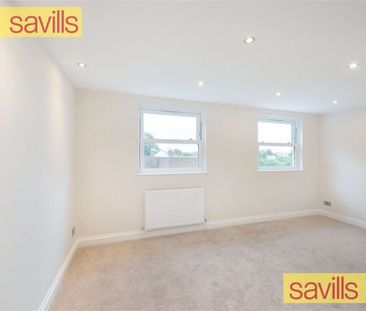 A beautiful two bedroom split level apartment with communal garden and residents' parking. - Photo 2