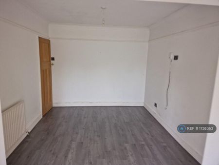 4 bedroom semi-detached house to rent - Photo 2