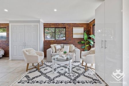 For Rent: 4 Bedroom plus Glenny flat, 3 bathroom with pool in 1202 m2 lot in Prime Location - Photo 4