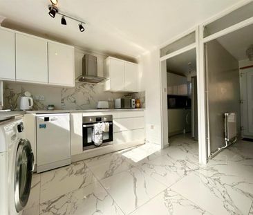 3 Bedroom House - Mid Terrace To Let - Photo 3