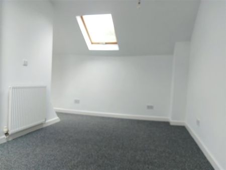 3 Bedroom House - Terraced - Photo 4