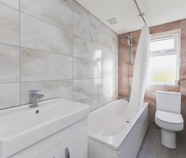 3 bedroom flat to rent - Photo 4