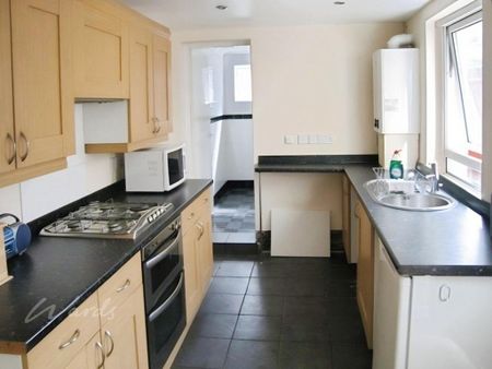 3 bedroom end of terrace house to rent - Photo 2