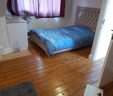 Room in a Shared House, The Riding, LE4 - Photo 1