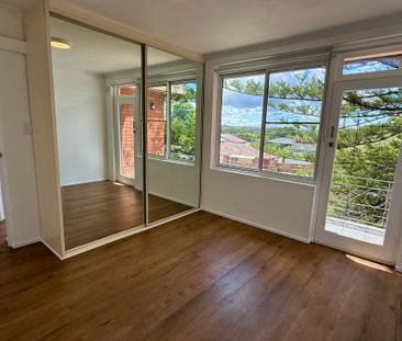 Fully Renovated Apartment with Light-Filled Interiors - Photo 2