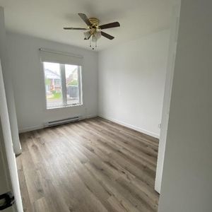 61/2 SITUÉ À SAINT-HUBERT , PROCHE DU LAC DE CITÉ SOLEIL, À 5 minutes de deux écoles primaires. La cuisine et la toilette sont complètement renovées - Photo 2