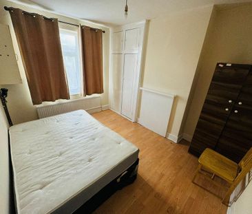 4 bedroom terraced house to rent - Photo 4
