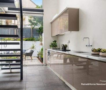 Sleek ultra urban 2 bed designer haven offered - Photo 2