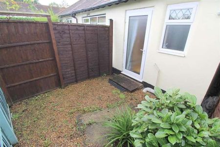 Petersham Avenue, Byfleet, KT14 - Photo 5