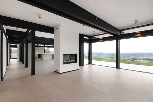 An impressive and striking Huf Haus offering versatile accommodation with exceptional views - Photo 1