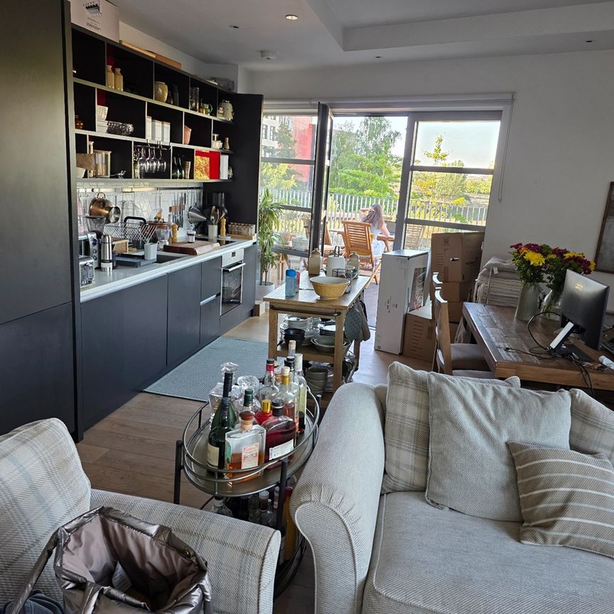 Room in a Shared Flat, Kent Building, E14 - Photo 1