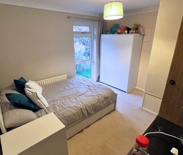 Knaphill, Woking - Photo 5