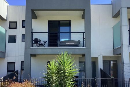 STUNNING TOWNHOUSE IN PRIME LOCATION - EMBRACE THE "CAFE LIFESTYLE" - Photo 3