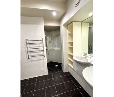 Expansive living with uninterrupted harbour views - Photo 4