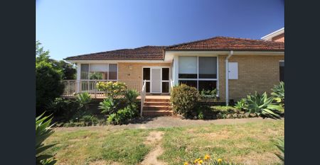 SPACIOUS FAMILY HOME WITH CITY VIEWS - Photo 5