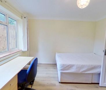 4 bedroom semi-detached house to rent - Photo 6