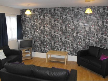 16 Bedrooms - Student House - Bradford - Photo 3